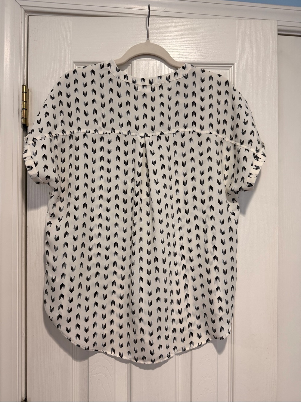 Maurices White & Black Printed Zip Front Blouse – Size Small - Picture 5 of 6